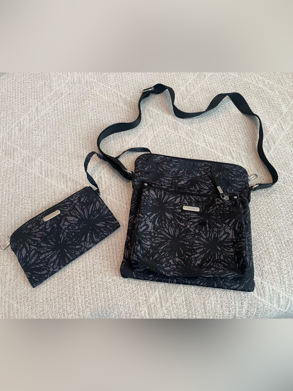 NWOT Baggallini Black Print Crossbody Purse